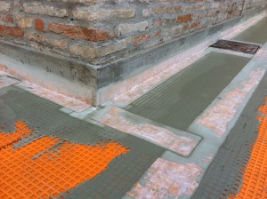 Detail of the perimeter sealing with polyethylene strips and cement based adhesiveParticolare della sigillatura perimetrale con bandelle in polietilene e colla cementizia