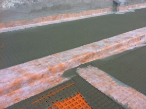 Proper sealing of the pavement edgeSigillatura corretta del bordo a marciapiede