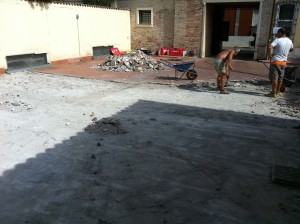 Removing the screed and the old cotto broken tilesRimozione del massetto e del vecchio pavimento in cotto
