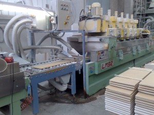 Production line for squaring, calibrating, smoothing, and finally treating the surfacesLinea produttiva per squadrare, calibrare, lisciare, ed infine trattare le superfici