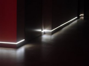 Skirting board flush with the wall and led lightBattiscopa filo muro con luce a led