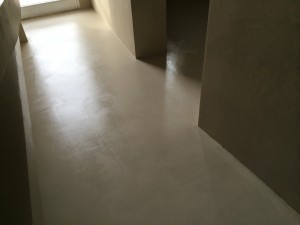 Laying of last floor protection Posa dell'ultima protezione per pavimento