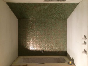 Leveling panels and mosaic layingRasatura dei pannelli e posa del mosaico