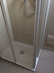 Shower tray in Cementoresina Antislip and wall in CementocrudoPiatto doccia in Cementoresina Antislip e parete in Cementocrudo
