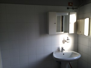 Bathroom with tiles before MicroresinaBagno con piastrelle prima di Microresina