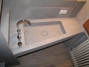 Top perspective about washbasin, wall, and floorProspettiva dall'alto del lavabo, parete, pavimento